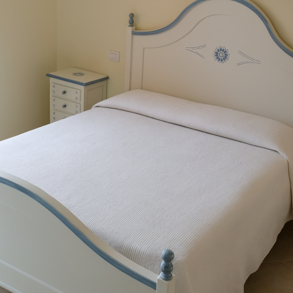 LETTO STONDATO IN LEGNO STILE SARDO